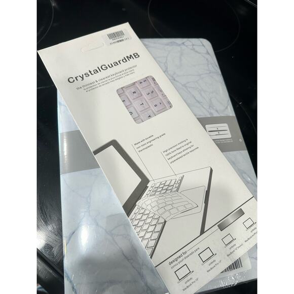 NEW! Macbook Air 13” - Hard Case & keyboard protector- White Marble - Picture 8 of 13